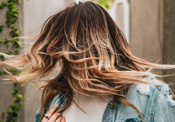 Les pellicules influencent-elles la chute des cheveux ?