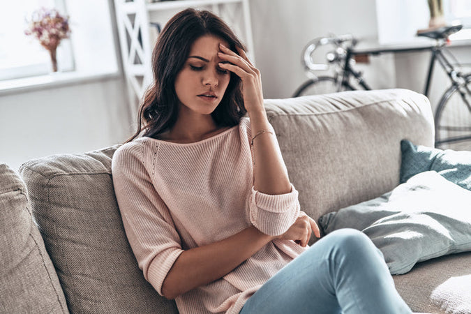 Chute de cheveux après un choc émotionnel : pourquoi 3 mois plus tard et comment relancer la repousse ?
